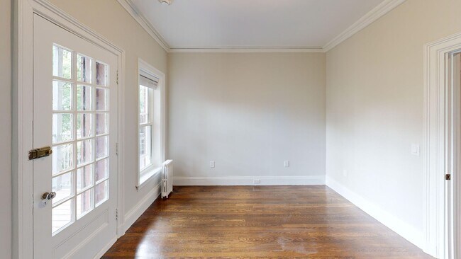 Building Photo - Charming 3 Bedroom