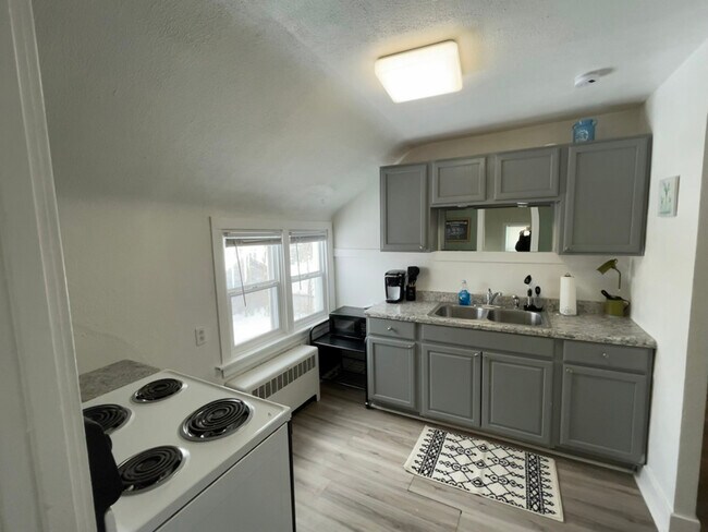 Building Photo - 105 Maple Ct