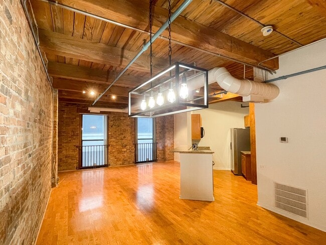 Building Photo - 225 W Huron St