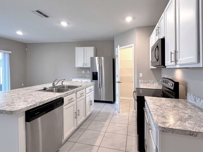 Foto del edificio - Four-Bedroom Home Near Lake Hartridge