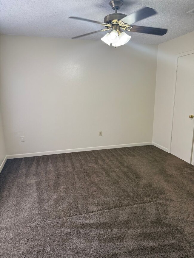 Building Photo - 2BD 2.5BA CONDO WITH WATER INCLUDED