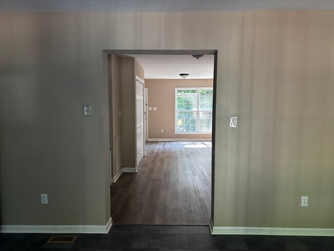 Building Photo - 8517 Kangaroo Ct