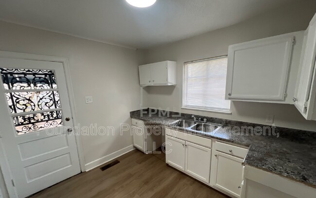 Foto del edificio - 2143 Vollintine Ave