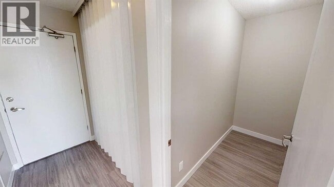 Photo du bâtiment - 10028-10105 105 Ave