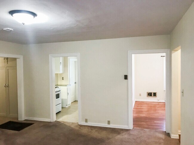 Foto del edificio - Available TBD - November - Pet-friendly cr...