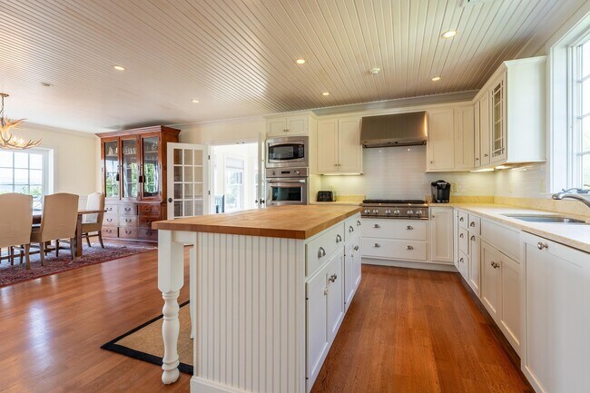 Foto del edificio - 480 Dutch Hill Rd