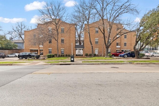 Building Photo - 203 E 31st St