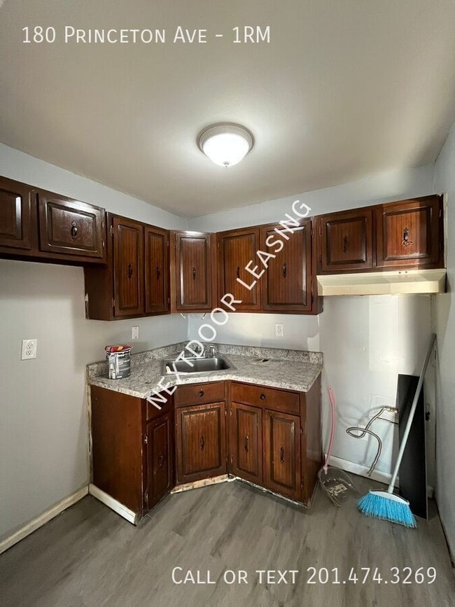 Foto del edificio - 180 Princeton Ave