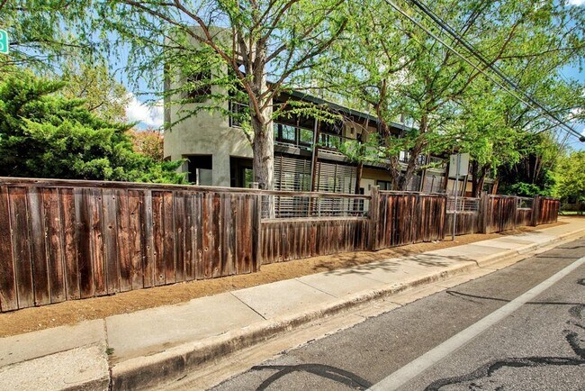 Foto del edificio - 1308a W N Loop Blvd
