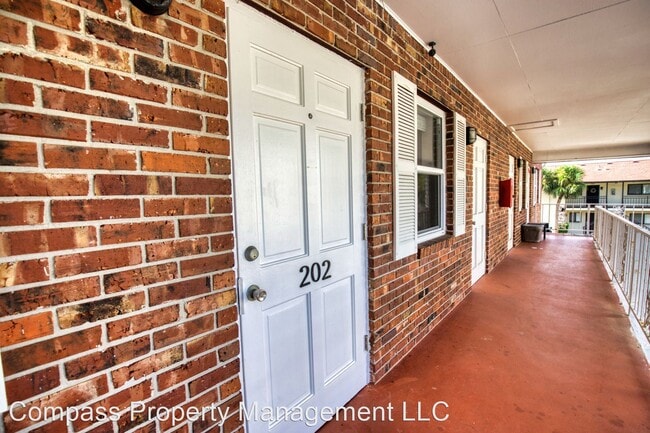 Building Photo - 2 br, 1.5 bath House - 380 Base Ave E #202