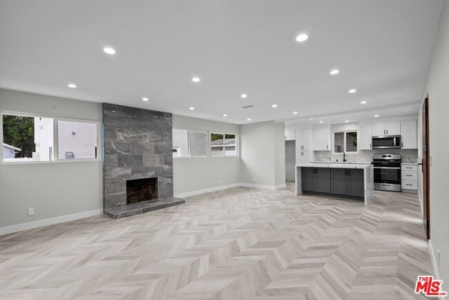 Building Photo - 22710 Saticoy St