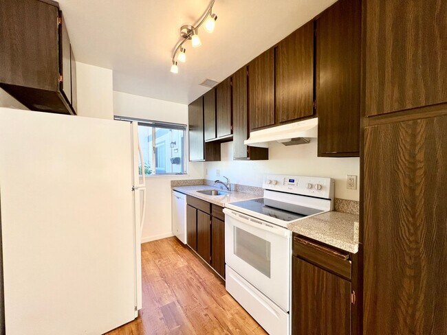 Building Photo - Pet Friendly Linda Mar Townhouse!