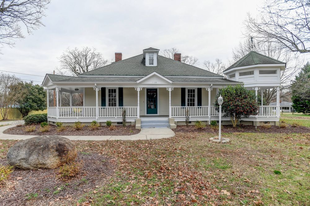 Foto principal - Gorgeous Victorian Style Home on Huge Lot