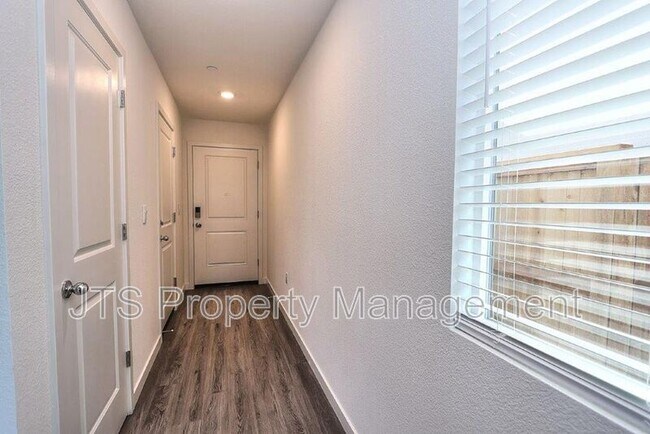 Foto del edificio - 2097 Shady Tree Cir
