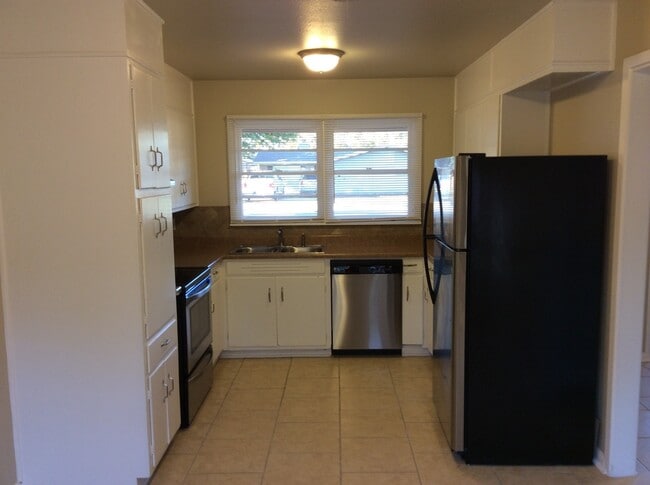 Building Photo - Updated 3 Bedroom/2 Bath/ 1-car garage rec...