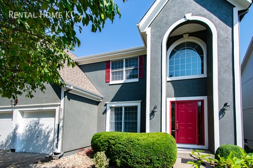 Foto principal - Spacious 2-story with Finished Bsmt and Fe...