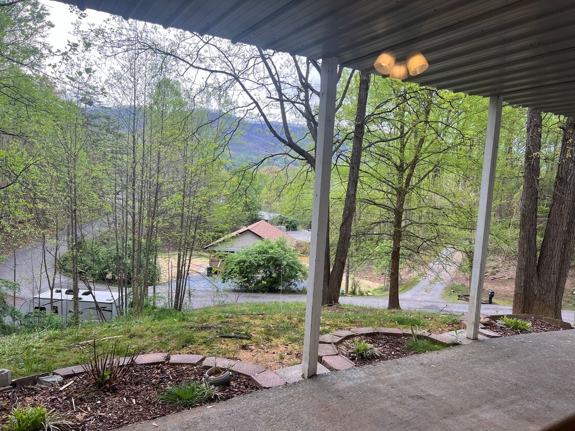 150 Thomas and b Rd Unit 2, Johnson City, TN 37604 Room for Rent