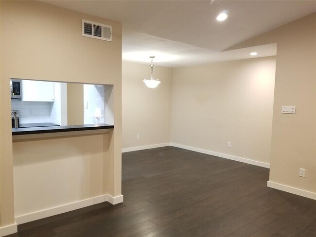 Foto del edificio - 6602 Harbor Town Dr