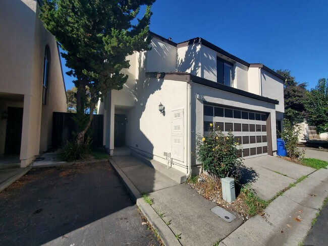 Foto del edificio - BEAUTIFUL 3 BEDROOM HOME IN FREMONT, CA!!!