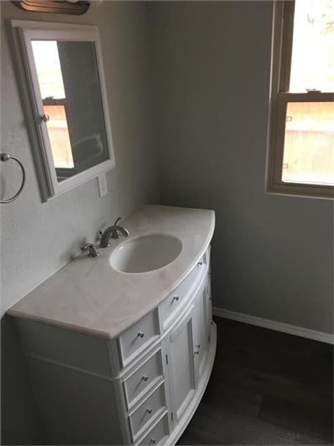 Building Photo - Large Canyon Home