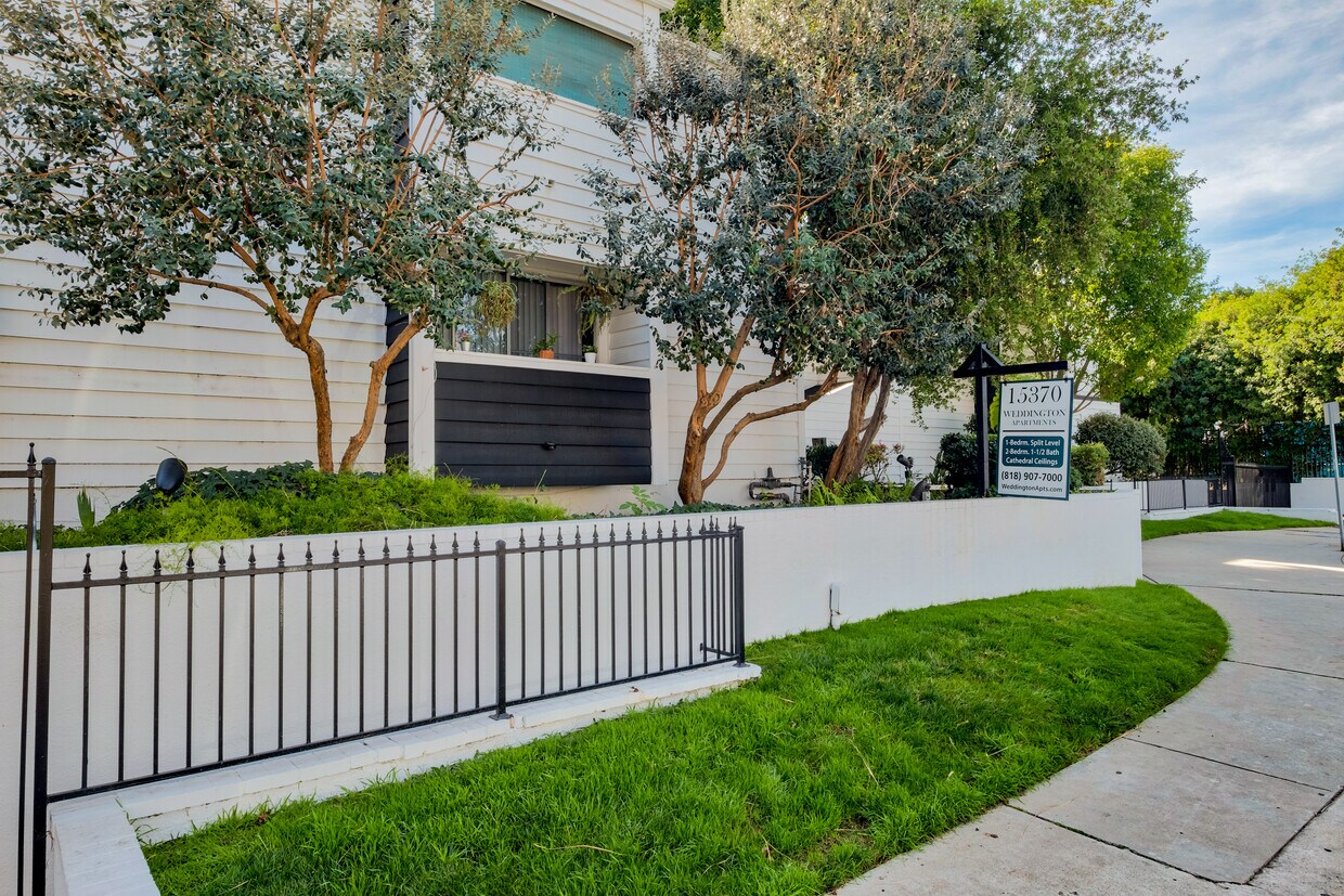 Weddington 15370 Weddington St Sherman Oaks, CA Apartments for Rent