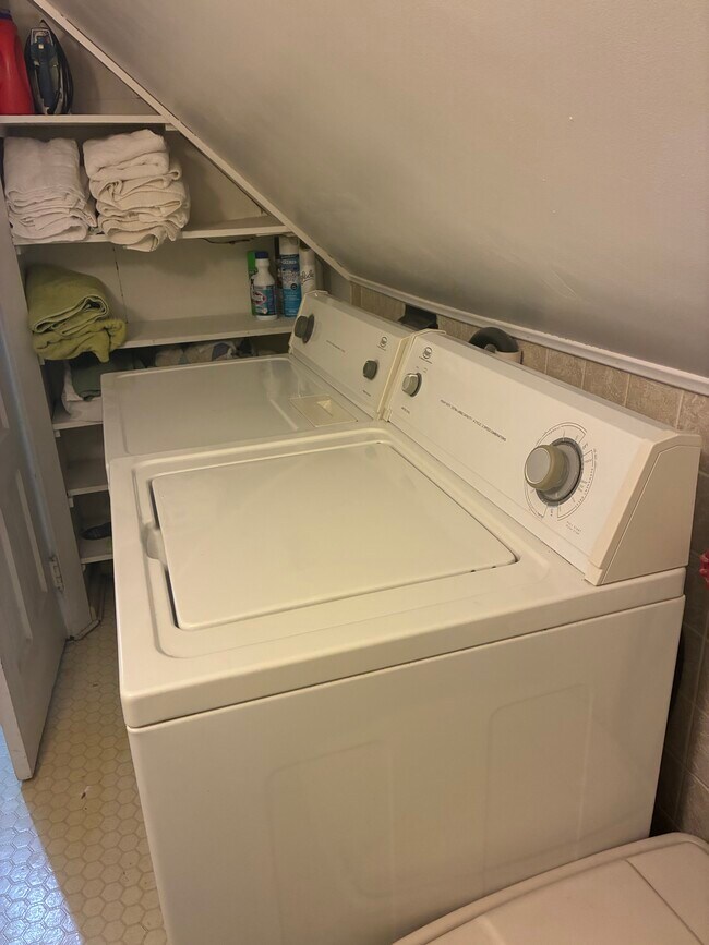 Building Photo - 515 Lions Park Dr