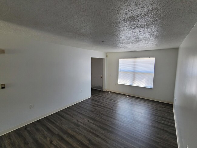 Foto del edificio - 4055 Puritan Ave