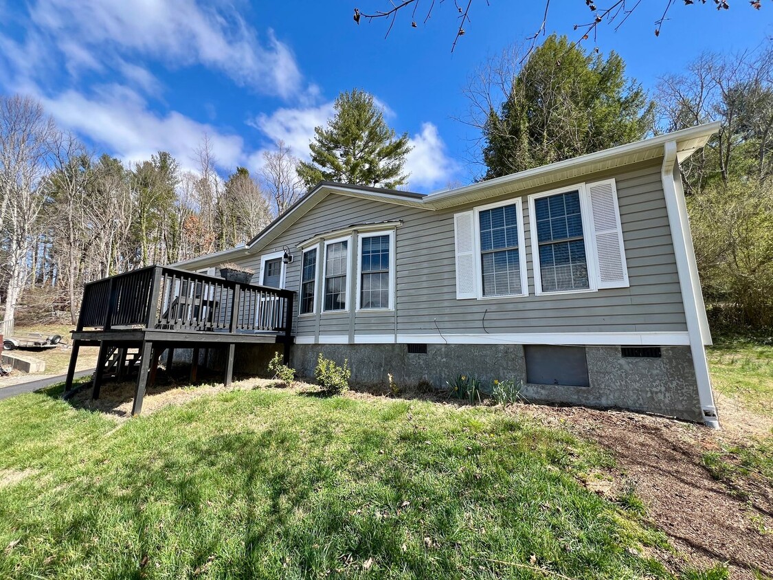 Foto principal - 3-Bed, 2-Bath home in N. Asheville!