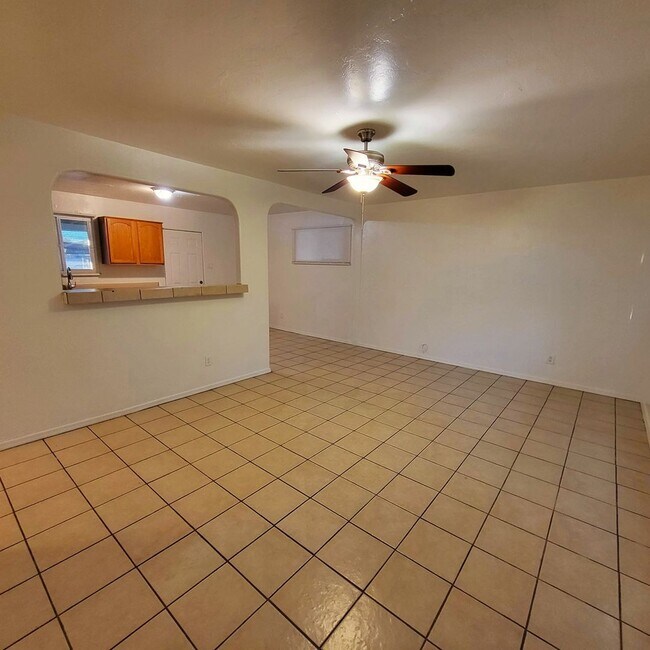 Foto del edificio - AFFORDABLE HOME IN PHOENIX JUST EAST OF DO...