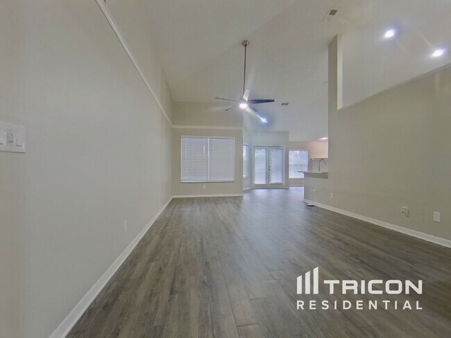 Building Photo - 906 Woodcraft Dr