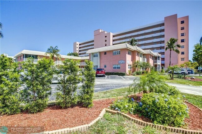 Building Photo - 1450 N Riverside Dr