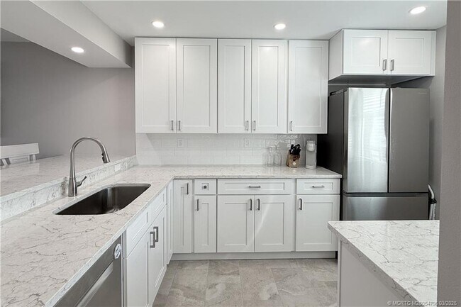 Building Photo - 1950 SW Palm City Rd