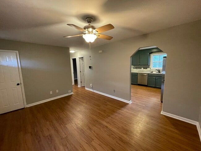 Building Photo - 2 bedroom 1 bath renovated home