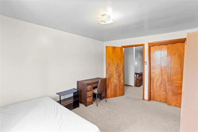 Building Photo - 3437 Parkview Ave