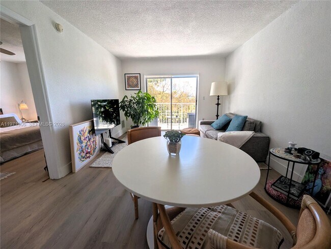 Foto del edificio - 445 SW 11th St