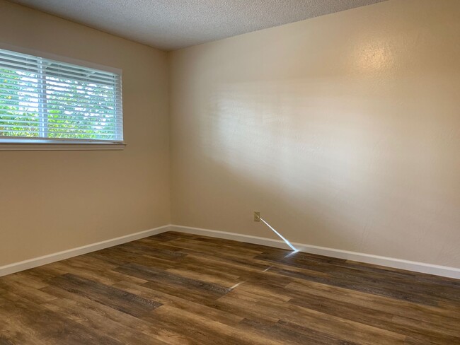 Building Photo - One bedroom, LVP flooring, convenient loca...