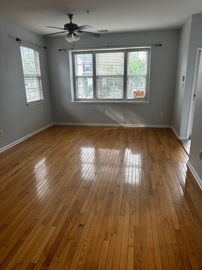 Foto del edificio - 1311 Blossom Cir