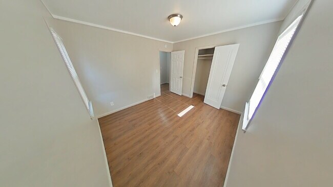 Foto del edificio - 8059 Prospect Ave