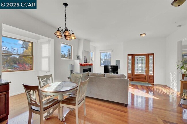 Building Photo - 2004 Main St