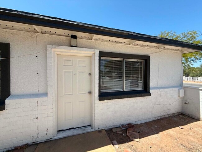 Building Photo - 460 E Delano St