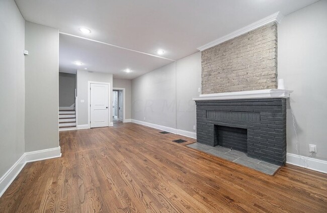 Living room/dining area - 421 Zimpfer St