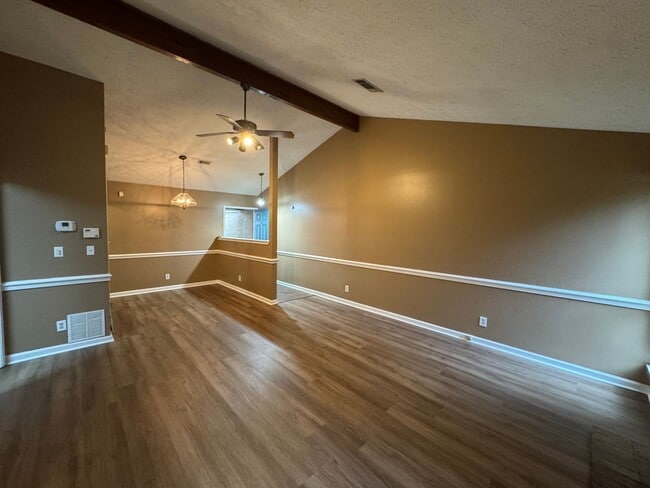 Building Photo - Attached Single Level 3 bedroom 2 bath