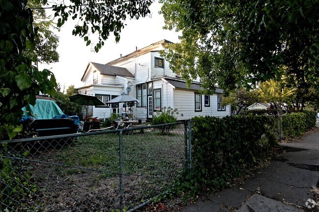 Building Photo - 320 4th St
