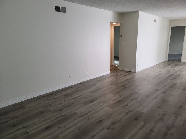 Building Photo - RPV Condo For LEASE | Strathmore Complex |...