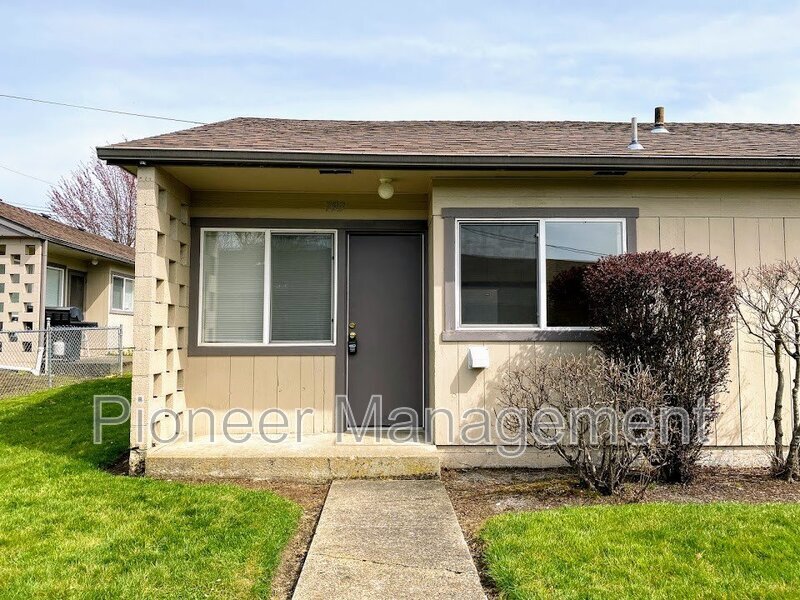 Primary Photo - 793 NE Alameda Ave
