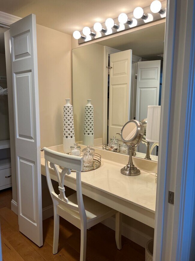 Foto del edificio - **PELICAN BAY**ST NICOLE**NEWLY FURNISHED**STUNNING SEASONAL OR ANNUAL RENTAL**