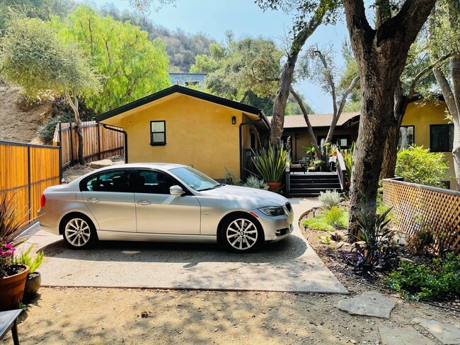 Building Photo - 932 Old Topanga Canyon Rd