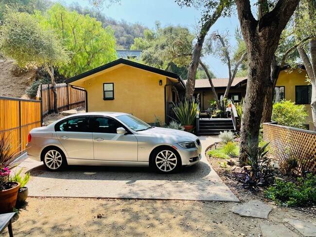 Foto del edificio - 932 Old Topanga Canyon Rd