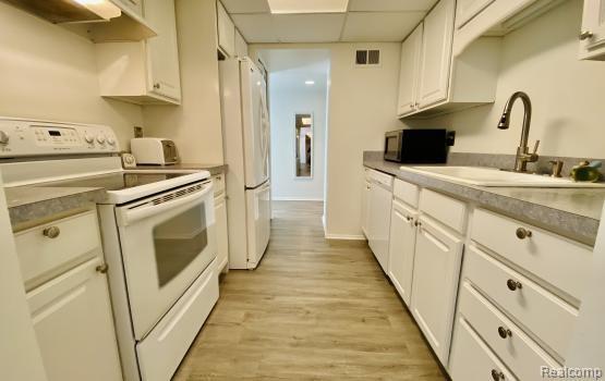 Building Photo - 18220 University Park Dr