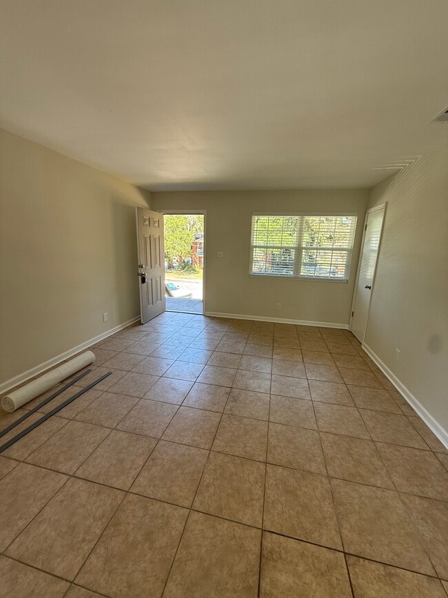 Building Photo - 11 Oak Forest Ln
